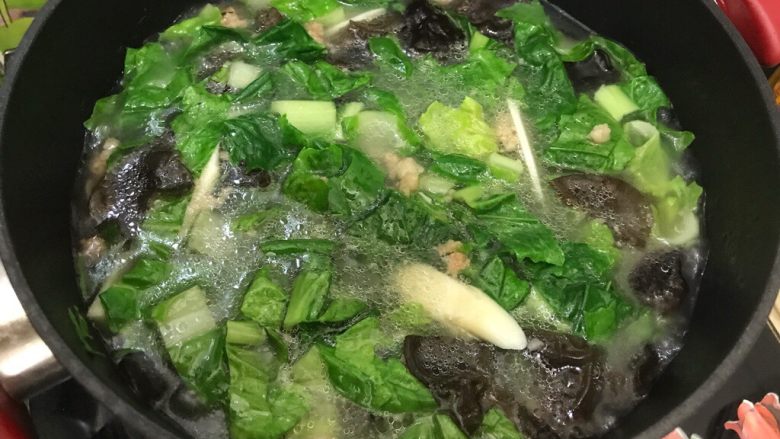 毛毛菜木耳鞭笋肉沫汤,转大火,煮2.3分钟