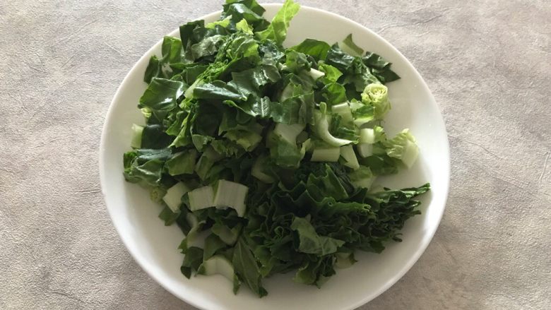 毛毛菜木耳鞭笋肉沫汤,毛毛菜洗净,切碎,控干水分