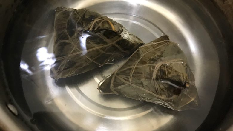 粽子新吃法-芒果酸奶粽子,把粽子煮熟,这一步大家都会,我就不啰嗦了