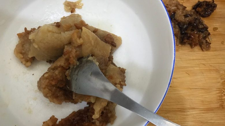 粽子新吃法-芒果酸奶粽子,用勺子捣烂
我用的是蜜枣粽,我把蜜枣先挑出来备用
