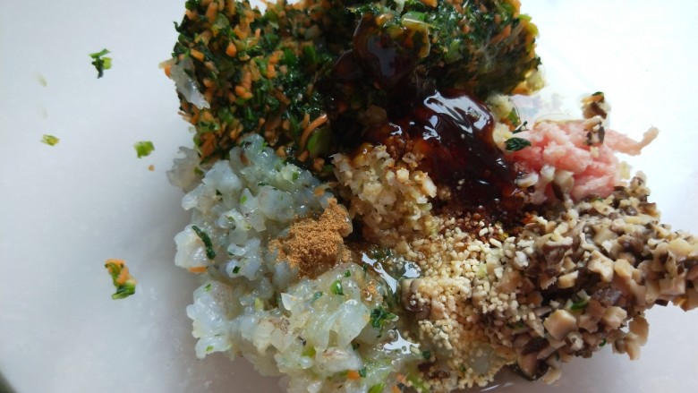 小鱼鲜虾蒸饺,加入耗油，<a style='color:red;display:inline-block;' href='/shicai/ 788'>生抽</a>，<a style='color:red;display:inline-block;' href='/shicai/ 762'>老抽</a>，<a style='color:red;display:inline-block;' href='/shicai/ 813'>鸡粉</a>，饺子料粉，<a style='color:red;display:inline-block;' href='/shicai/ 718'>料酒</a>，葱姜末，<a style='color:red;display:inline-block;' href='/shicai/ 847'>香油</a>，<a style='color:red;display:inline-block;' href='/shicai/ 849'>花生油</a>。