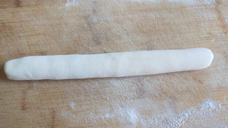 小鱼鲜虾蒸饺,在搓成长剂子。