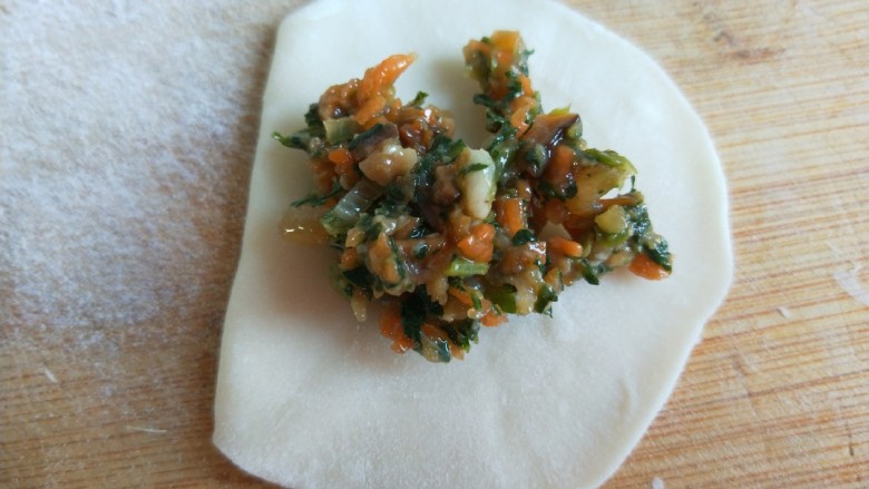小鱼鲜虾蒸饺,在翻过来放入饺子馅。