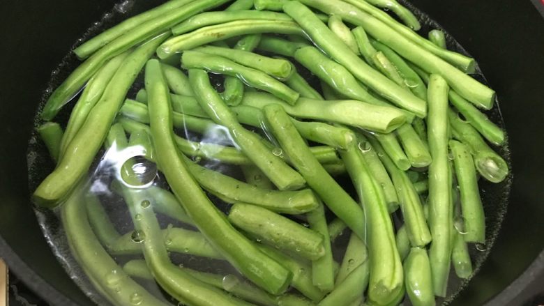蒜蓉麻汁拌四季豆,放入四季豆,煮3.4分钟