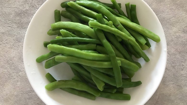 蒜蓉麻汁拌四季豆,捞出四季豆,控干水分,晾凉一下