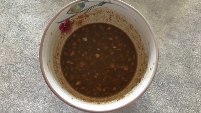蒜蓉麻汁拌四季豆,再加少许凉白开,搅拌均匀