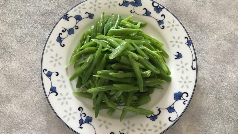 蒜蓉麻汁拌四季豆,放入你喜欢的餐具内