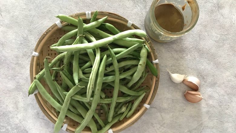 蒜蓉麻汁拌四季豆,首先我们准备好所有食材