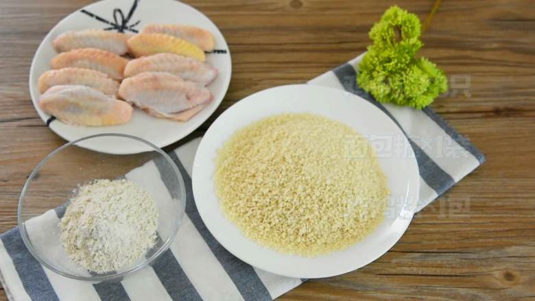 微波炉烤鸡翅—简单易学零失败的小零食,·食材·
【主料】:鸡中翅 8只
【辅料】:面包糠 1袋|炸鸡粉 1包