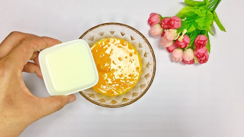 南瓜蛋羹,倒入牛奶