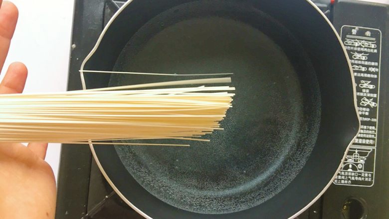 鸡蛋盖盖面,起锅做水,锅底冒泡时放入面条