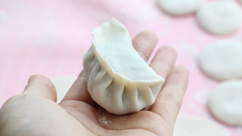 茴香馅饺子,再分别从两边捏出褶状,一个饺子就包好了,将所有的饺子包好