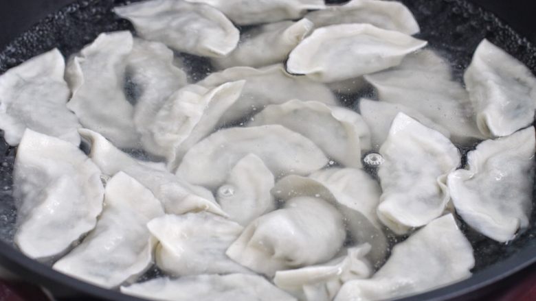 茴香馅饺子,锅中烧开水放入饺子煮熟后捞出,调上自己喜欢的蘸料就可以开动了!