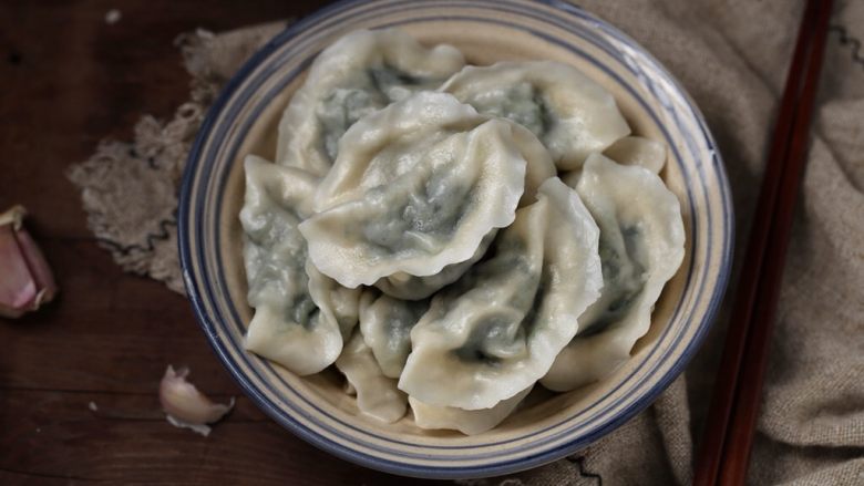 茴香馅饺子,味道真的超级鲜美哟！我喜欢就着腊八蒜和陈醋吃饺子，你呢？