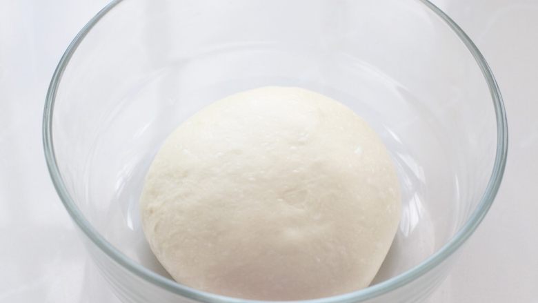 日式红豆饼,把面团整理好收口朝下放入容器中,上面覆盖保鲜膜放置温暖处进行发酵