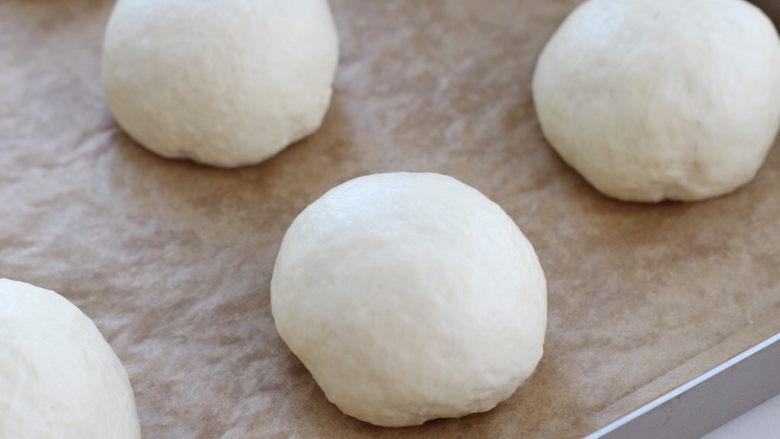 日式红豆饼,收口朝下排放烤盘内,如果烤盘不是防粘的要提前铺上油纸