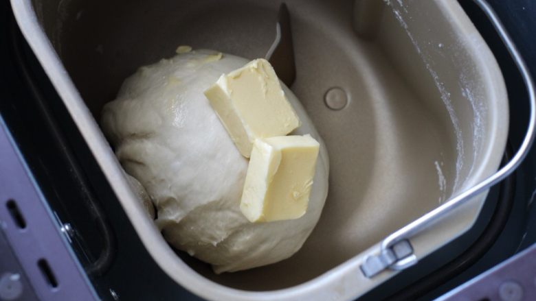 日式红豆饼,启动面包机揉面程序大概揉半个小时,加入软化的黄油