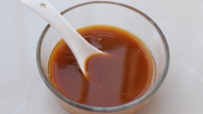 茄子溜肉段,小碗中放入所有酱汁材料,搅拌均匀备用