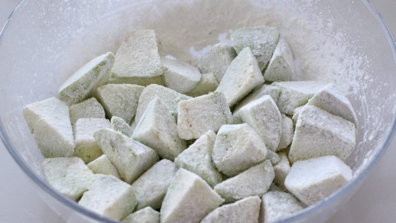 茄子溜肉段,颠动茄子块使之裹上淀粉,可在重复一遍这个步骤