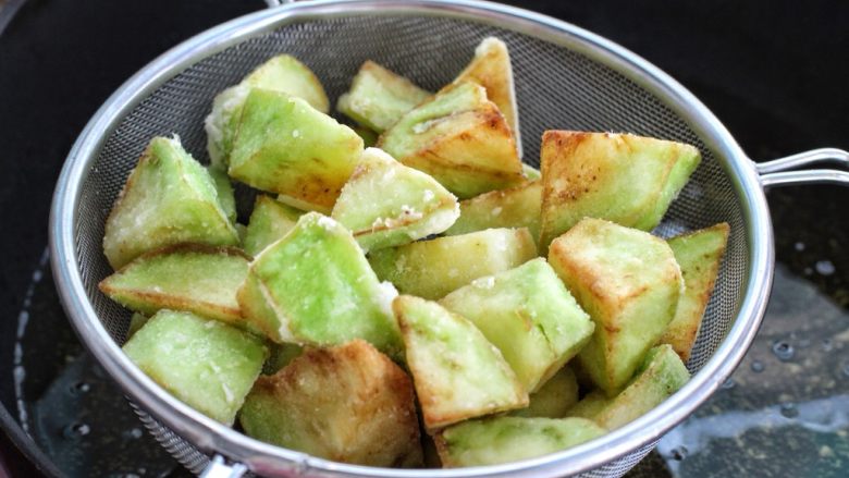 茄子溜肉段,再次加热锅中油温,放入茄子复炸一遍捞出控油