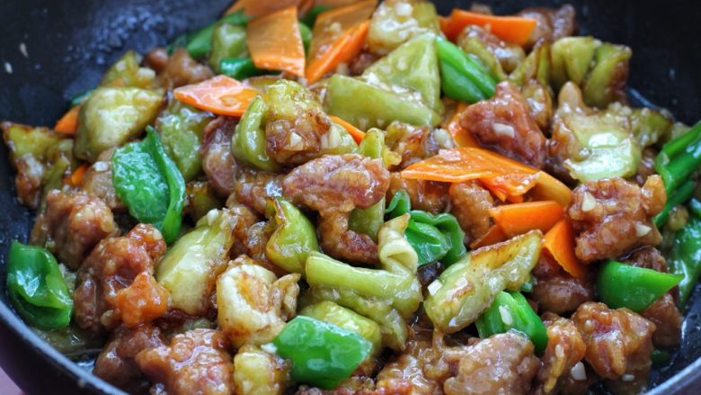 茄子溜肉段,将茄子和肉段一起放入锅中,大火快速翻炒裹上酱汁即可