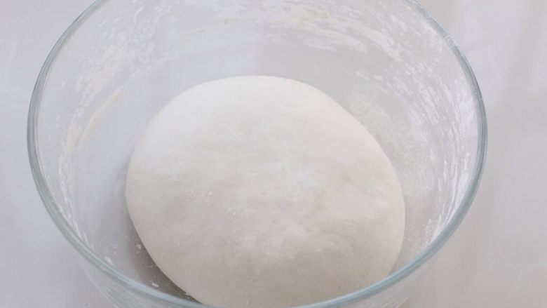 椒盐葱油饼,晾至不烫手的状态揉成光滑的面团,盖湿布饧面半个小时,如果是冬季还要延长时间
