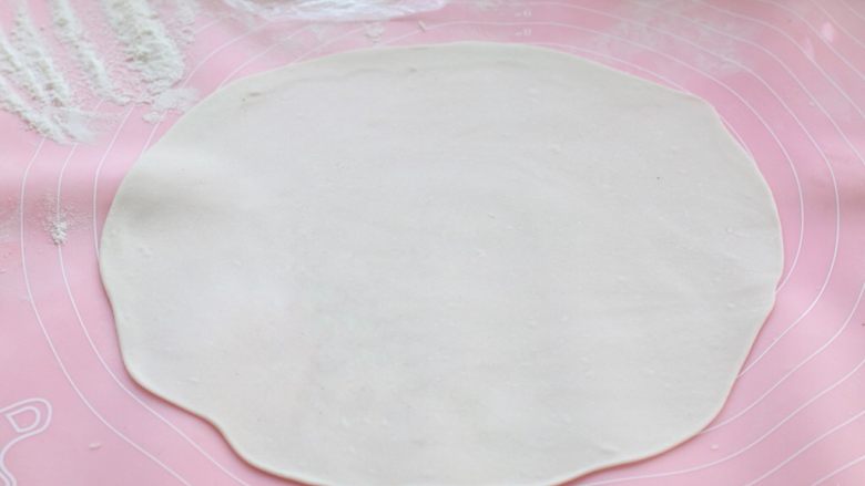 椒盐葱油饼,取其中一个面团擀成薄一些的大圆片