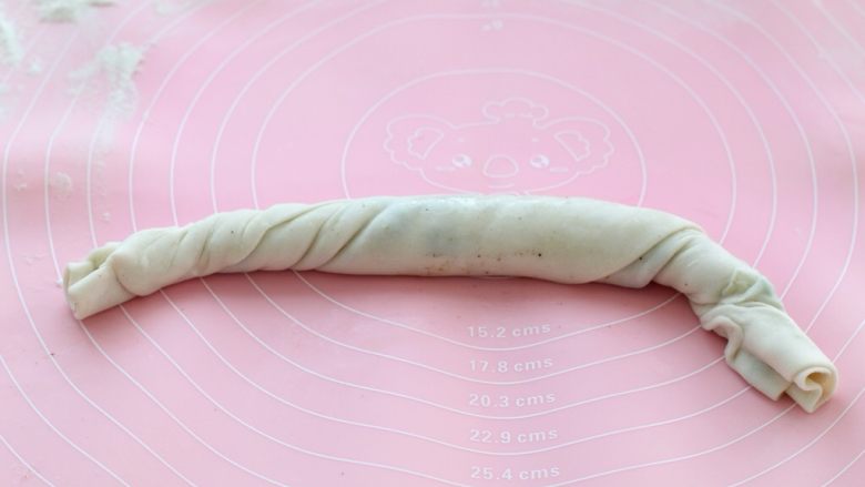 椒盐葱油饼,由下至上轻轻的卷起来,然后再拧几个劲儿,不用拧太紧