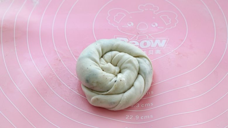 椒盐葱油饼,从一侧慢慢的卷起来,收边放到下面