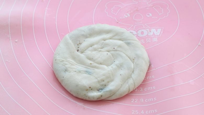 椒盐葱油饼,再用手轻轻的按压成饼状,注意力度不要压破了