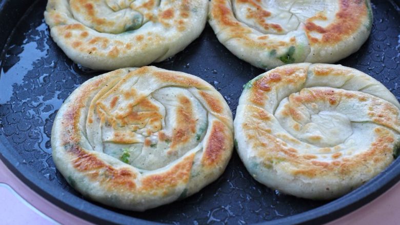 椒盐葱油饼,小火烙至葱油饼两面变成焦黄色即可