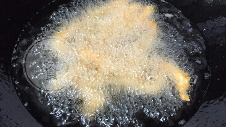 无骨鸡柳,锅里放多一点食用油烧热,油温不能过高,如果油温过高的话会一下子就炸焦了,然后颜色就不好看,就一条一条的放鸡柳下锅炸,然后慢火慢慢炸,炸到过程一定是放慢火炸。