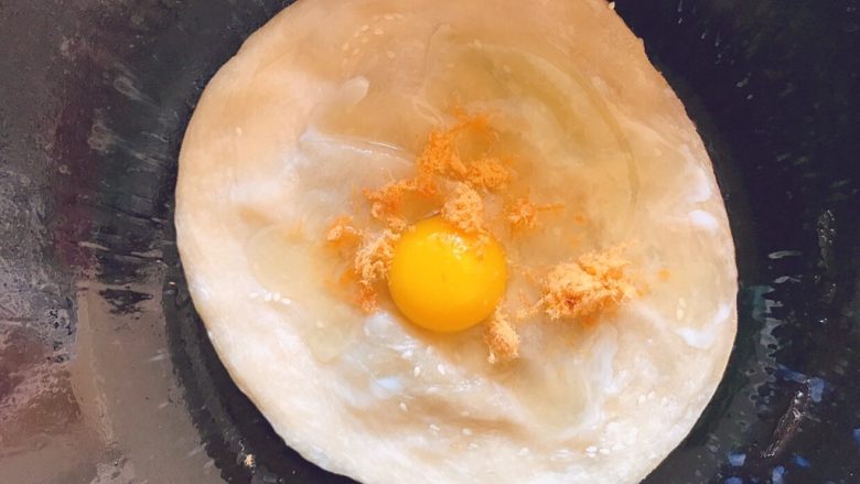 花式手抓饼（一）,关小火，敲入<a style='color:red;display:inline-block;' href='/shicai/ 9'>鸡蛋</a>，放上肉松