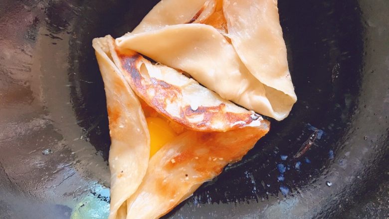 花式手抓饼（一）,把饼折成三角形