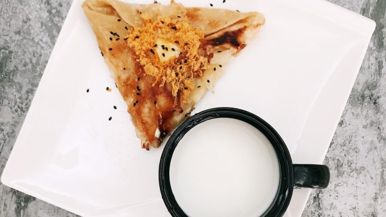 花式手抓饼（一）,出锅后再撒上一些辣肉松和黑芝麻