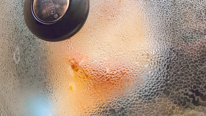 花式手抓饼（一）,加少许水，盖上锅盖让鸡蛋焖熟一点