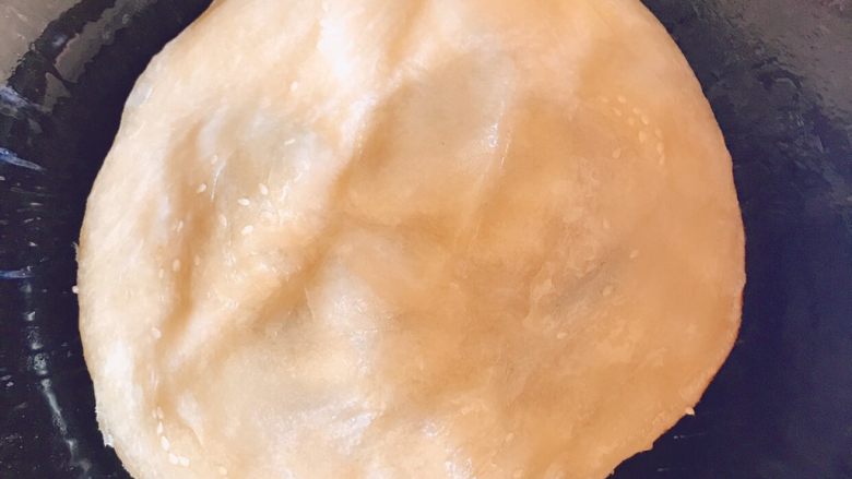 花式手抓饼（一）,手抓饼拿出来解冻，锅内少许油，将饼煎熟，很容易就熟了，要盯着点