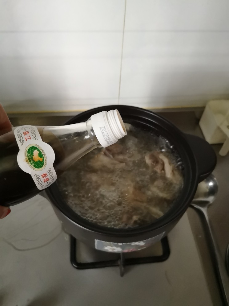 冬瓜海带筒骨汤,滴几滴醋
大火烧开
小火焖一个半小时左右