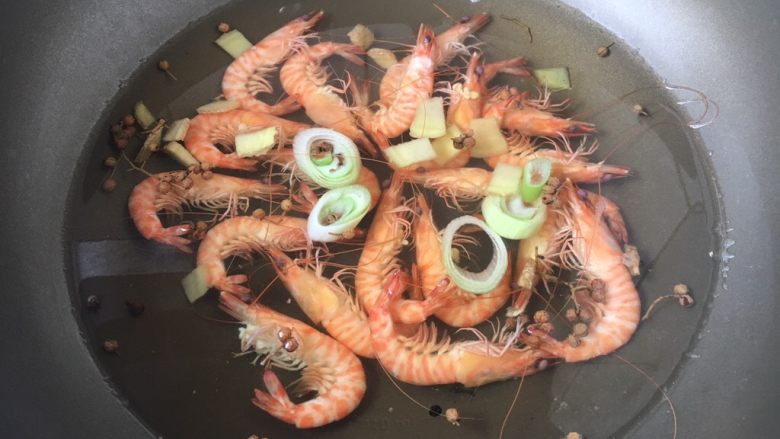 翠衣火龙果鲜虾沙拉,鲜虾提前煮熟。煮虾时先把水煮开,水里放少许盐、花椒、葱姜,虾颜色变红并且打弯即可捞出来过凉水,沥干水分备用。