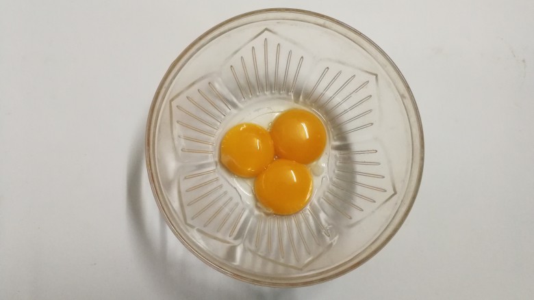 超q润戚风蛋糕,蛋黄分离到碗里,打散备用