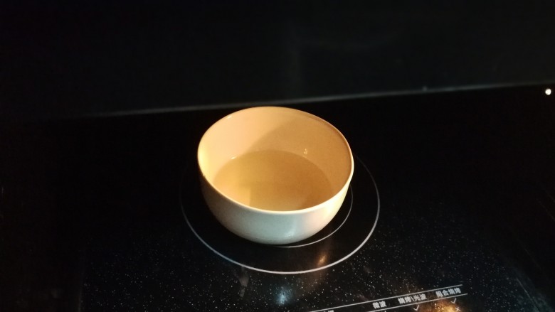 超q润戚风蛋糕,芥花油放入微波炉高火1.5分钟,约90度左右取出