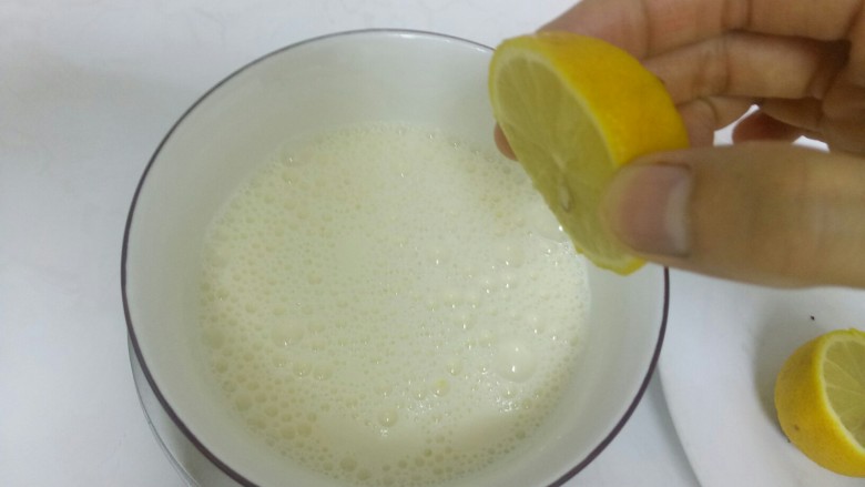 奥利奥盆栽,搅打均匀,挤入<a style='color:red;display:inline-block;' href='/shicai/ 919'>柠檬汁</a>。