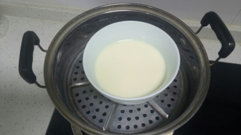 奥利奥盆栽,水开后,放入锅中蒸8分钟。