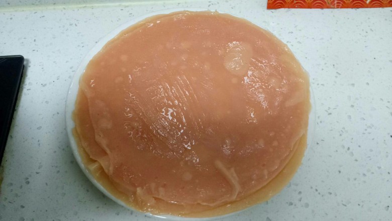 不用洗面的西红柿凉皮,盘子里抹上熟油,放入凉皮,每一张凉皮上也要抹上熟油。