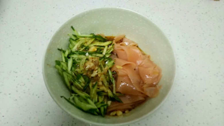不用洗面的西红柿凉皮,将凉皮、黄瓜和调好的料汁倒入碗里,搅拌均匀。