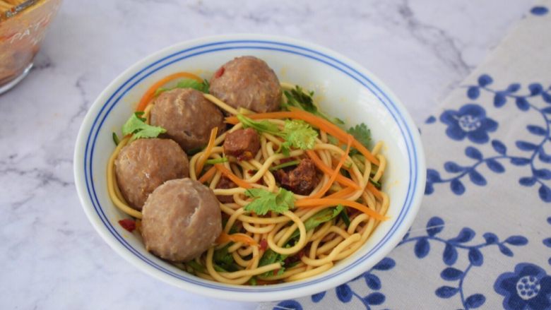 牛肉丸拌面,把拌好的面条放入碗中,再放入牛肉丸和香菜即可食用