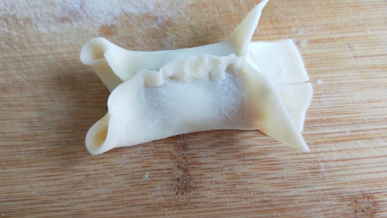 小鱼鲜虾蒸饺,在用剪刀剪开尾巴两侧,地下在中间剪开,在用牙签压出尾纹。