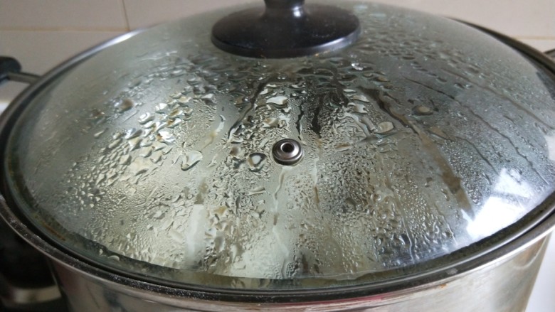 小鱼鲜虾蒸饺,蒸好不要马上打开锅盖,3分钟后打开。