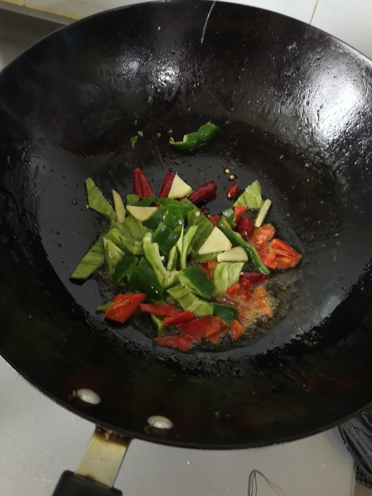 辣炒香肠,锅里放油
下辅料爆炒