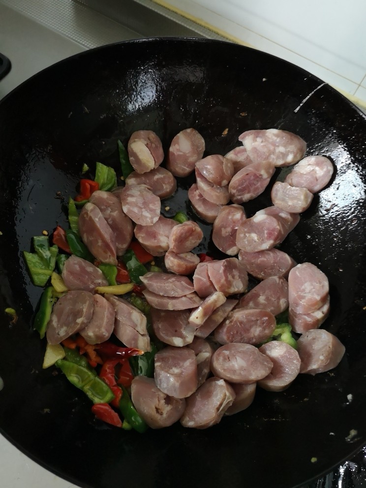 辣炒香肠,放入香肠